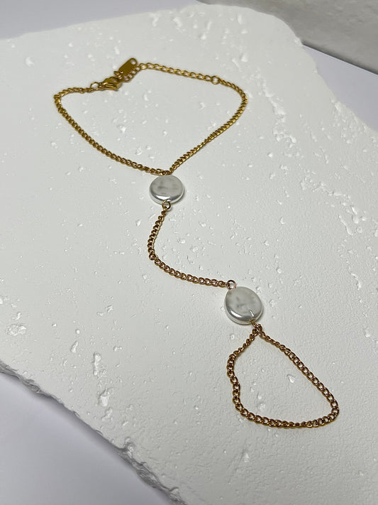 PEARLA HAND CHAIN